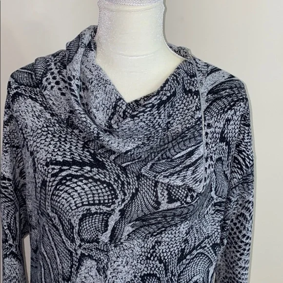 White House Black Market printed tunic! - Picture 2 of 8